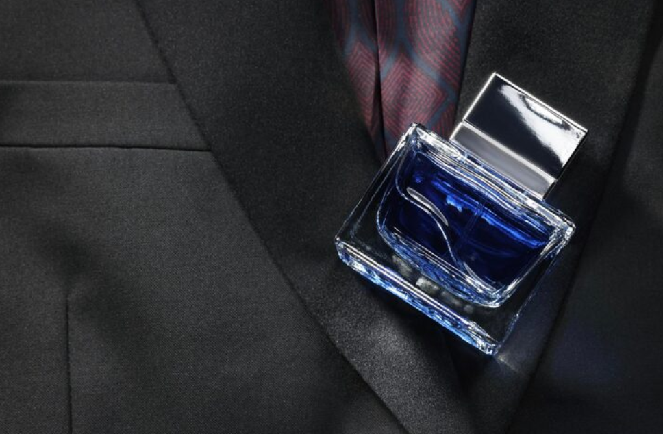 Perfume masculino para encontros à noite: como escolher sem erro