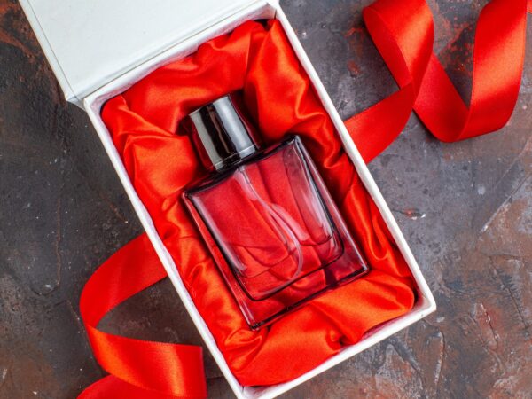 Qual tipo de perfume de luxo usar para impressionar em um jantar a dois?