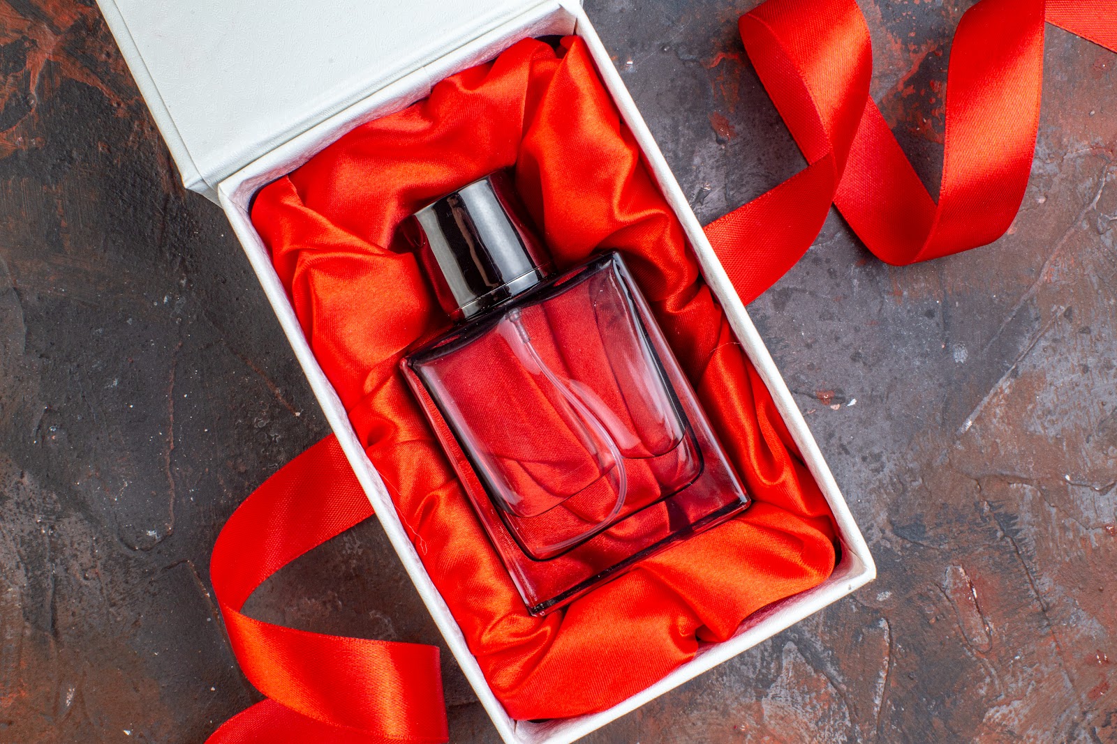 Qual tipo de perfume de luxo usar para impressionar em um jantar a dois?
