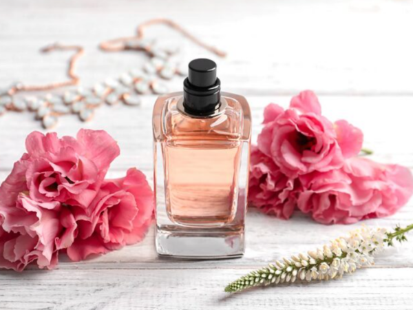 Perfumes florais femininos criam mais conexão em encontros românticos?