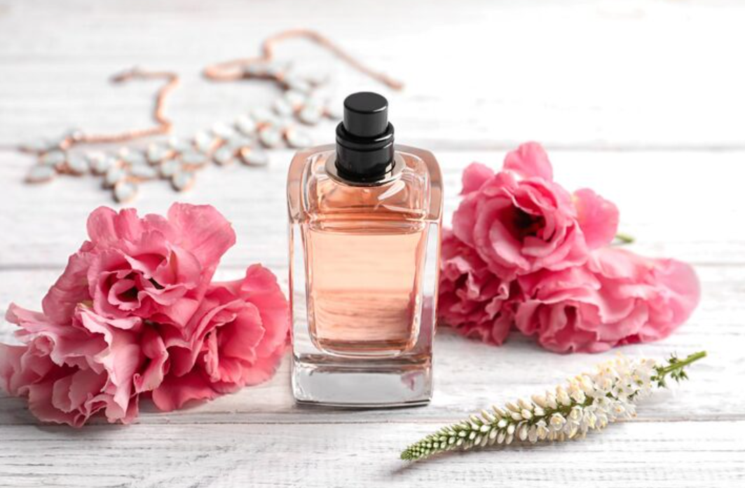 Perfumes florais femininos criam mais conexão em encontros românticos?