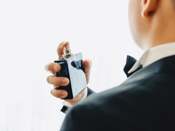 Perfume unissex no trabalho: como manter elegância com discrição