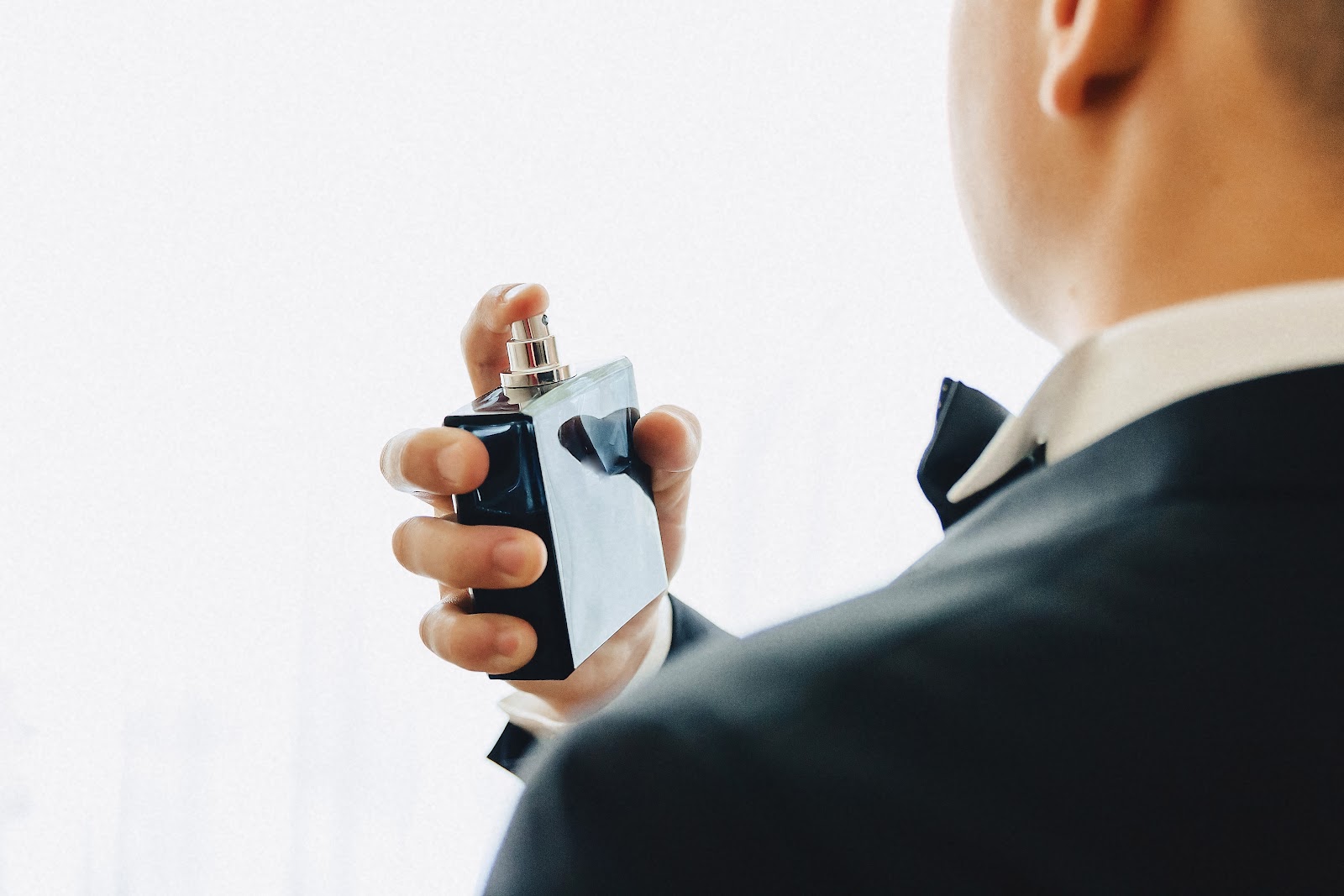 Perfume unissex no trabalho: como manter elegância com discrição